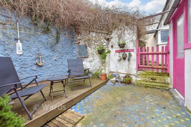 2 bed property, in East Cliff, £180,000