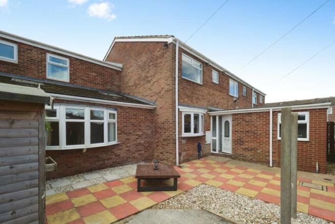 4 bed property, in Amberley Close, £180,000