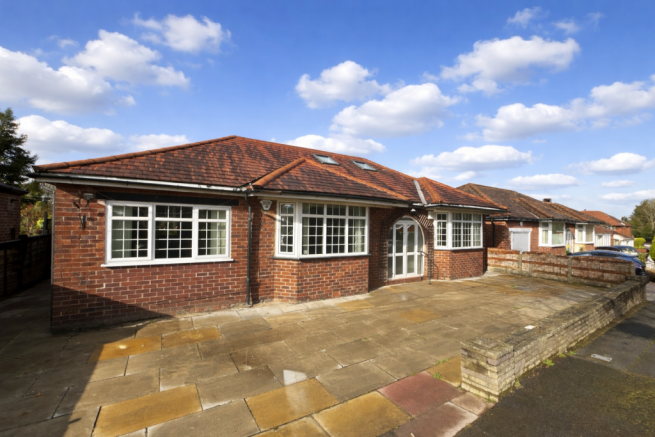 2 bed property, in Richmond Hill Road, £500,000