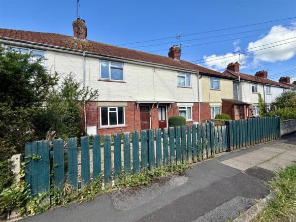 2 bed property, in North End, £120,000