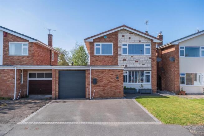 3 bed property, in Hunters Crescent, £535,000