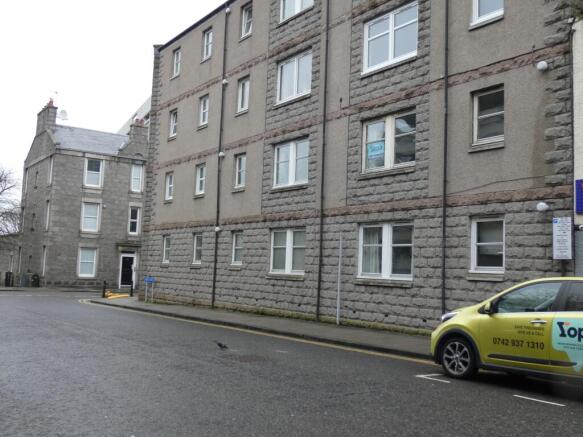 2 bed property, in Huntly Street, £90,000