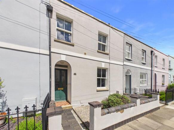 3 bed property, in Naunton Crescent, £475,000