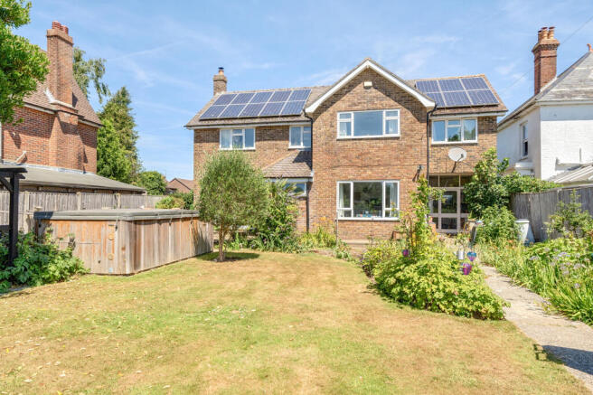4 bed property, in Main Road, £900,000