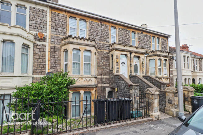 2 bed property, in Brighton Road, £160,000