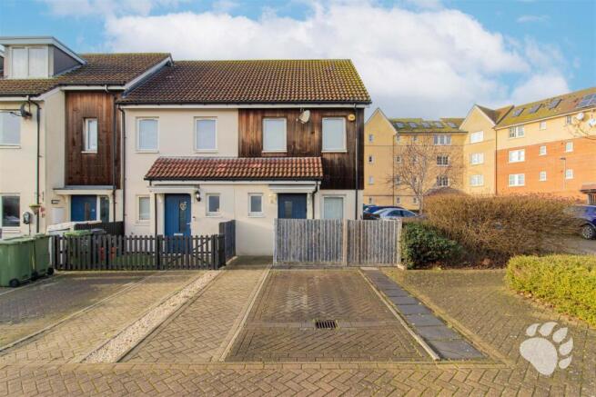 2 bed property, in Montgomery Drive, £300,000