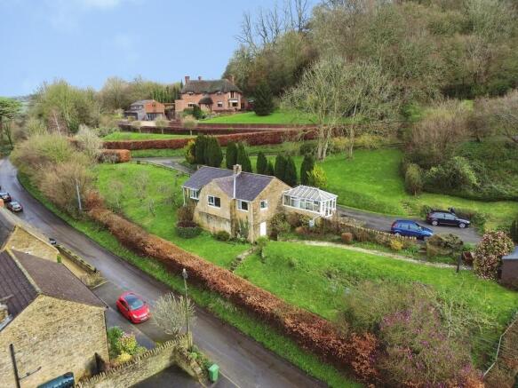 2 bed property, in New Road, £325,000