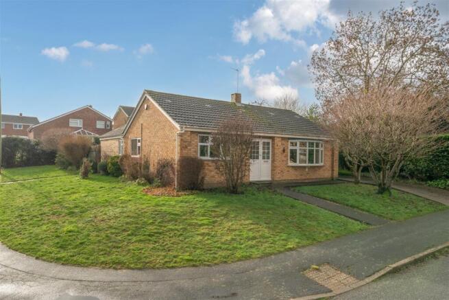 3 bed property, in 9 Poplar Crescent, £295,000
