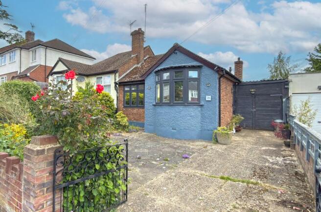 2 bed property, in Carisbrooke Avenue, £470,000