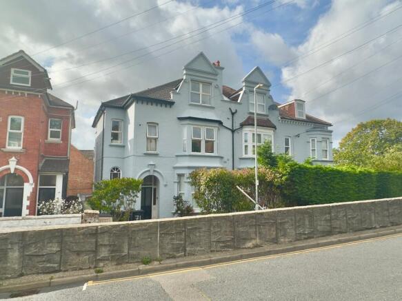 2 bed property, in Amherst Road, £200,000