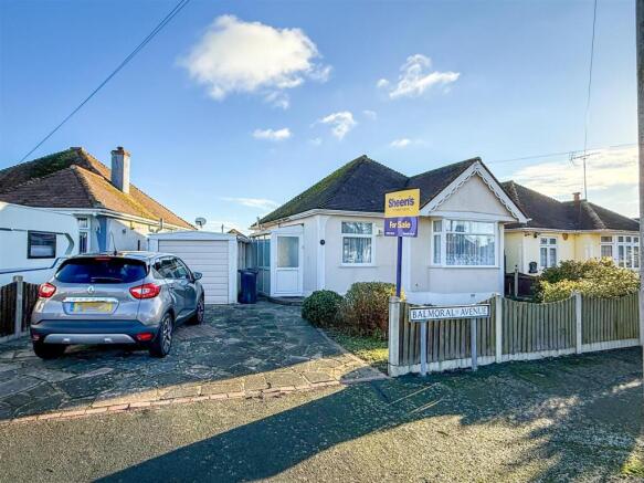 2 bed property, in Balmoral Avenue, £200,000