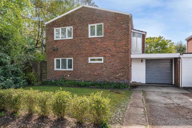 4 bed property, in The Paddock, £575,000