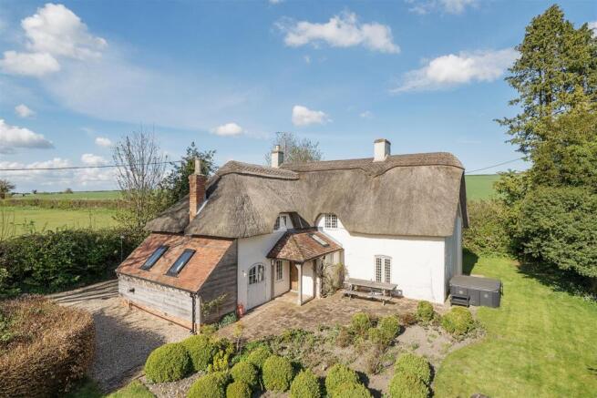 4 bed property, in Tarrant Monkton, £800,000