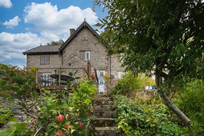 2 bed property, in Middle Row, £285,000
