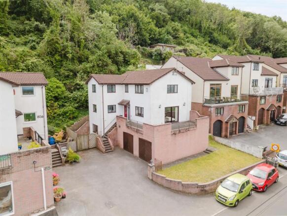 5 bed property, in Kewstoke Road, £585,000