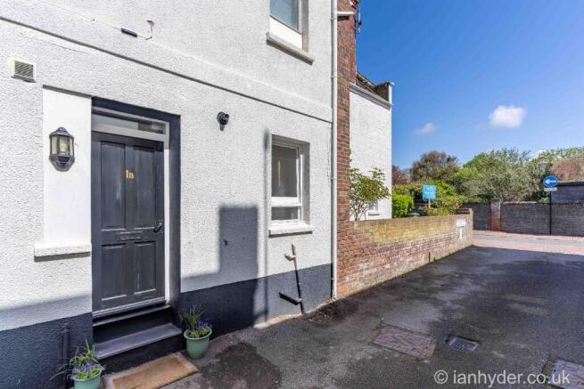 2 bed property, in Olde Place Mews, £350,000