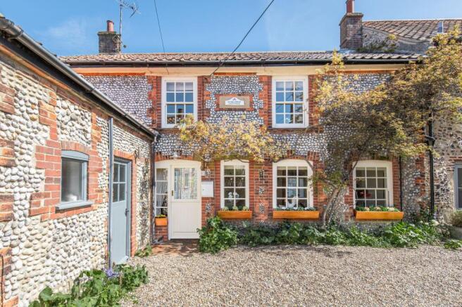 3 bed property, in A Delightful Flint and Brick Period Property, £625,000