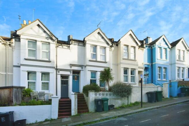 3 bed property, in Whippingham Road, £400,000