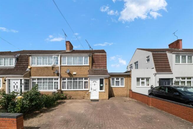 4 bed property, in Cherry Grove, £600,000