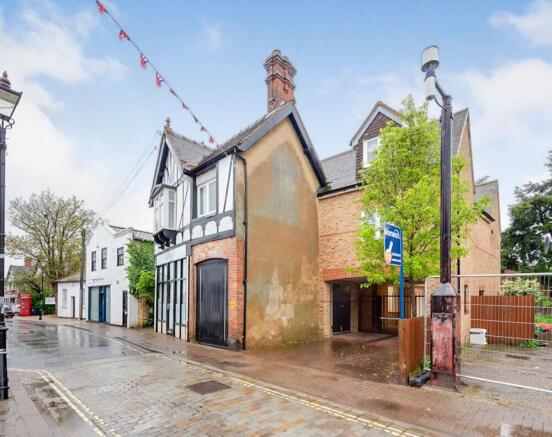 1 bed property, in High Street, £255,000