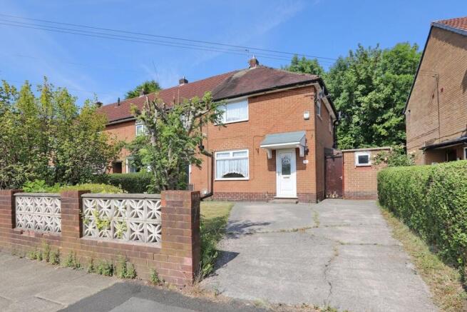 2 bed property, in Woodward Road, £200,000