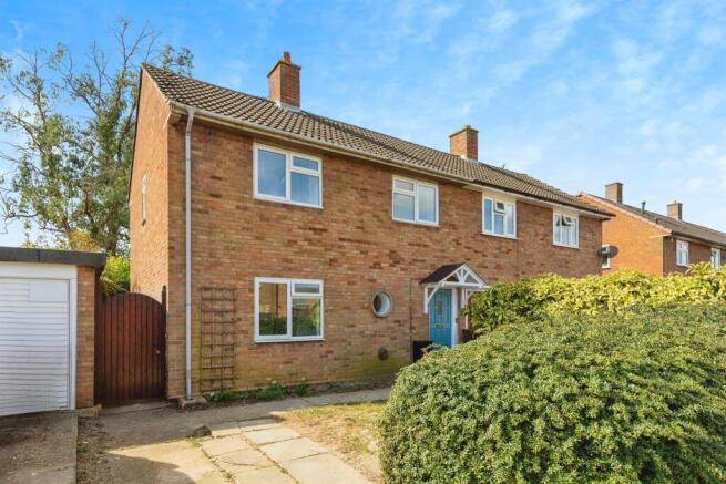 3 bed property, in Caslon Way, £375,000