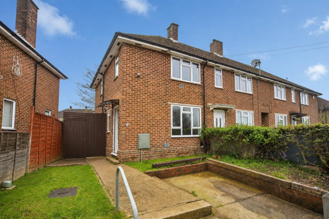 2 bed property, in Outer Circle, £210,000