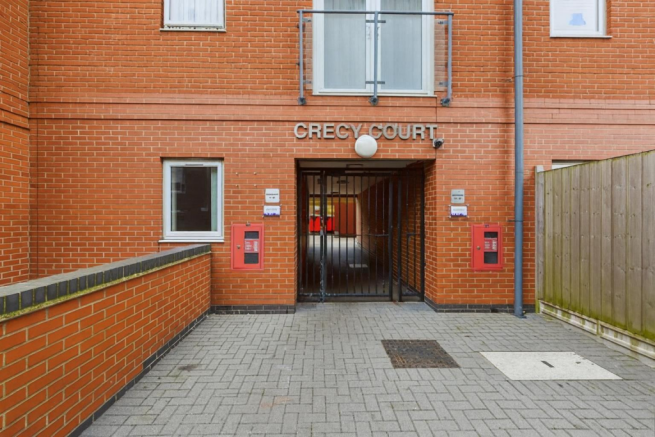 2 bed property, in Lower Lee Street, £95,000