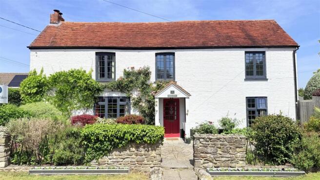 5 bed property, in Court Lane, £775,000