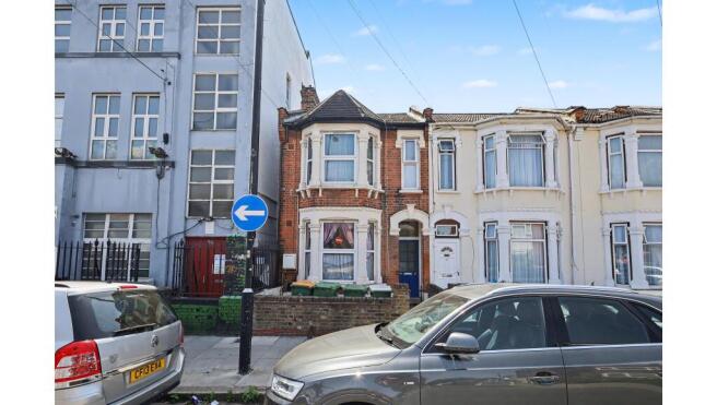 1 bed property, in 54A Church Road, £160,000
