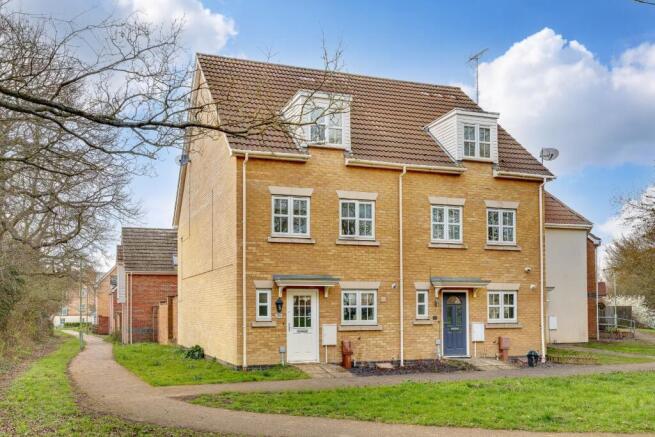 4 bed property, in Spring Close, £325,000