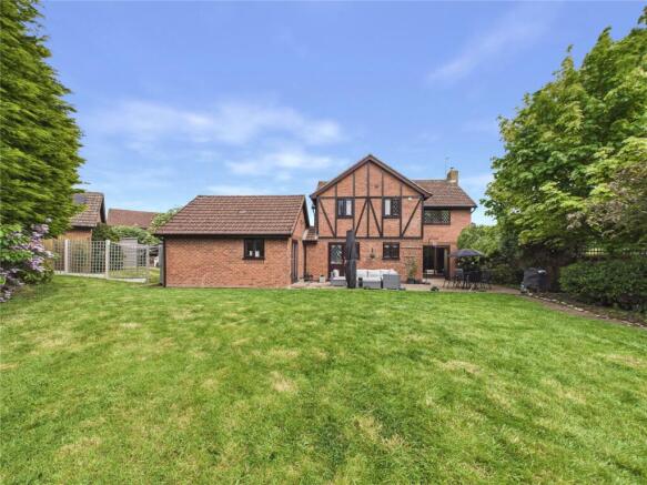 5 bed property, in Nuffield Drive, £600,000