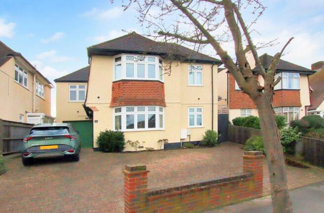 5 bed property, in Devonshire Way, £850,000