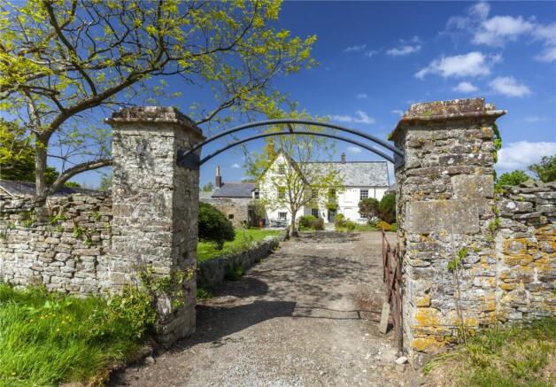 8 bed property, in Horwood, £750,000