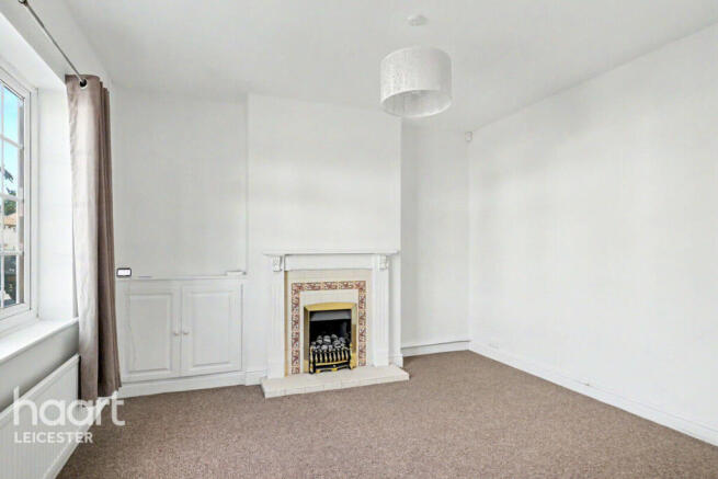 2 bed property, in Kingston Avenue, £200,000
