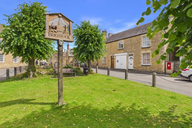 2 bed property, in Hall Hill, £300,000