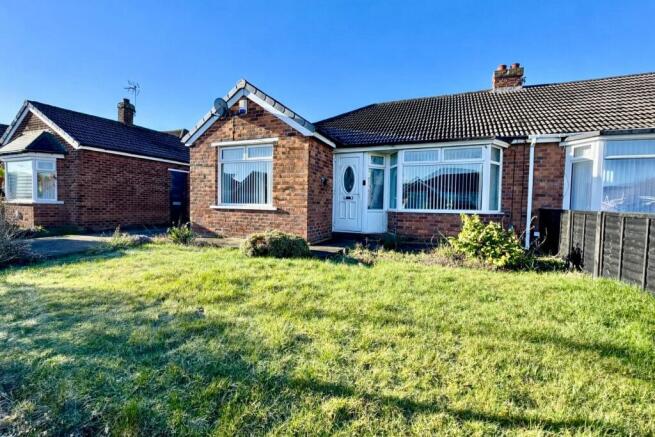 2 bed property, in Blue Bell Grove, £180,000
