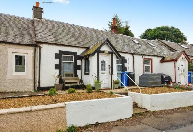 1 bed property, in Main Street, £120,000