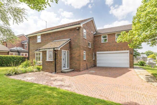 4 bed property, in Smethurst Hall Park, £595,000