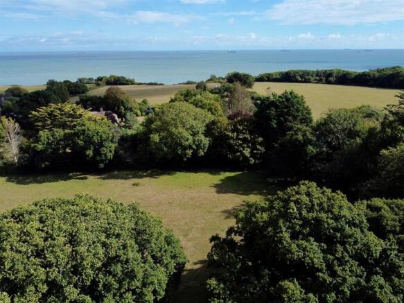 4 bed property, in Hillway Road, £475,000