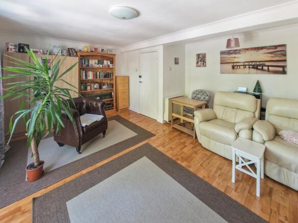 2 bed property, in 115A Aldershot Road, £300,000