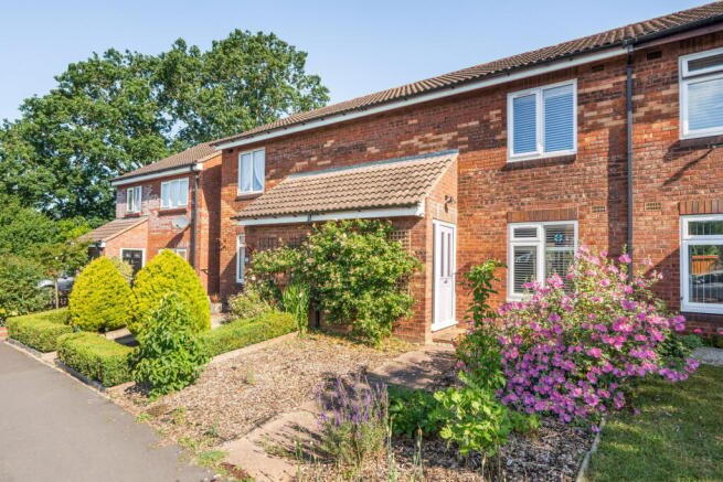 2 bed property, in Stonebridge Drive, £265,000