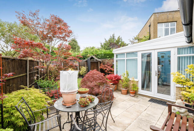 2 bed property, in Marlow Drive, £550,000