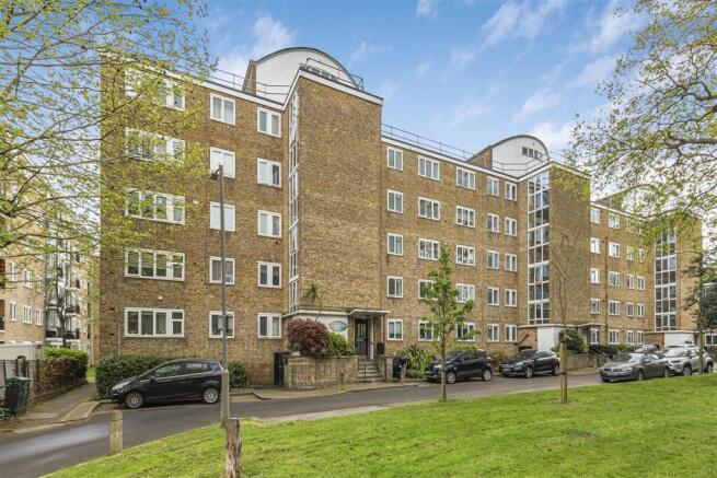 2 bed property, in Innes Gardens, £295,000