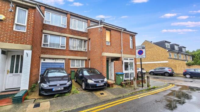 5 bed property, in Davern Close, £575,000