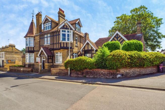 2 bed property, in Victoria Road, £110,000