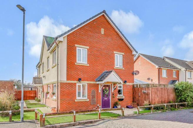 2 bed property, in Mike Oborski Close, £220,000