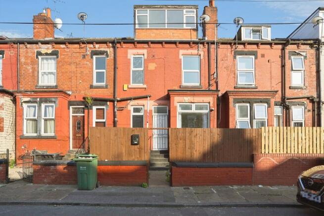 2 bed property, in Compton Crescent, £124,500