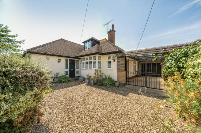 5 bed property, in Rugby Road, £495,000
