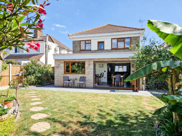4 bed property, in Caulfield Road, £600,000